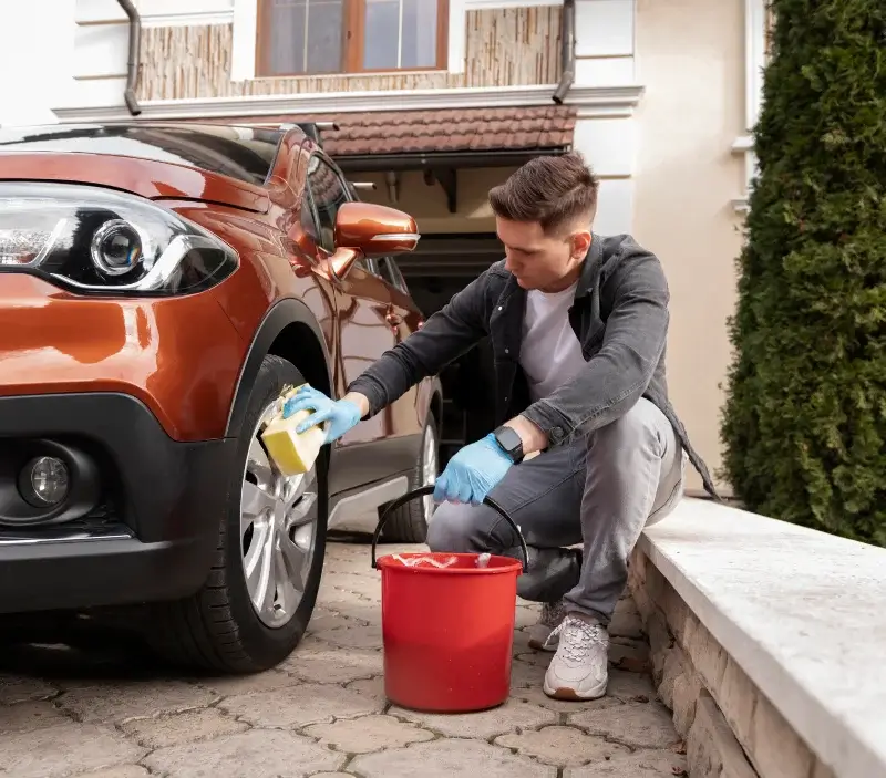Lavage auto à domicile Saint-Bonnet-de-Cray : professionnel intervenant sur un véhicule